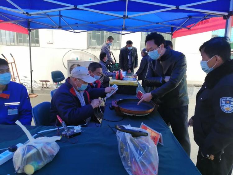 潍坊市人民医院后勤党支部开展第十一届五?一便民活动
